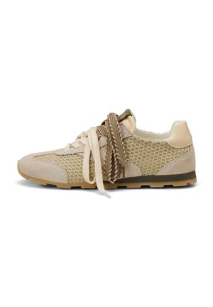 Beżowo-jasnobrązowy pleciony sneaker z zamszowym noskiem i piętą, płaską gumową podeszwą oraz dwoma parami sznurowadeł związanych razem po boku.