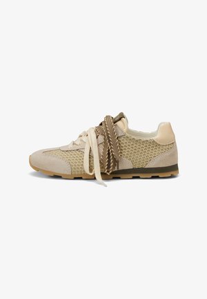 Baskets tissées beige et marron clair avec bout et talon en daim, semelle en caoutchouc plate et deux paires de lacets nouées ensemble sur le côté.