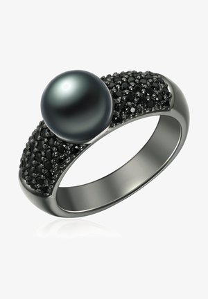 Bague en argent avec un grand centre en perle noire, encadrée par de petites pierres précieuses noires incrustées le long de l'anneau.