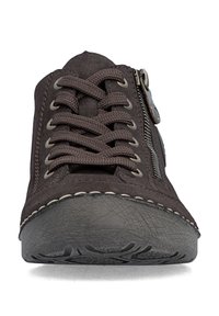 Baskets en daim marron foncé avec des lacets épais, des œillets métalliques, une fermeture éclair latérale et une semelle en caoutchouc texturée, vues de face.