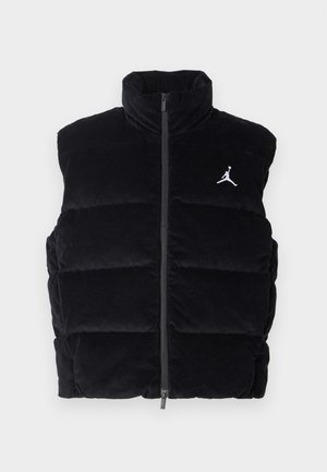 Gilet in corduroy nero imbottito con colletto alto, chiusura con zip frontale e logo bianco di Jordan sul petto, con un design trapuntato.