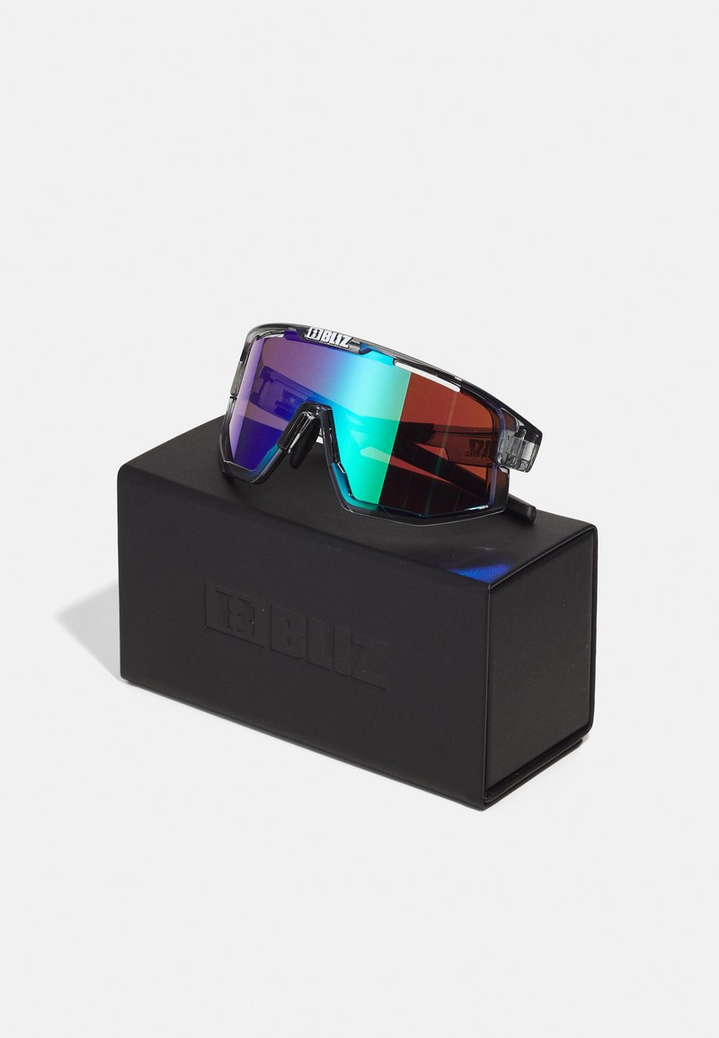 Sportsonnenbrille mit rahmenlosem Design, schwarzem Rahmen und mehrfarbigem Glas in Blau-, Grün- und Rottönen, die in einer schwarzen Box liegt.