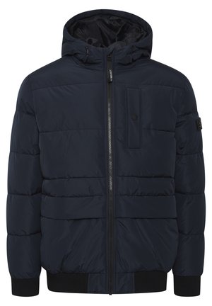 Giacca puffer blu navy con cappuccio rimovibile, zip frontale, polsini elastici e tasca sul petto con zip. Presenta un design trapuntato e una vestibilità regolare.