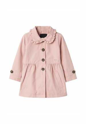 Manteau enfant rose clair avec col volanté, trois boutons devant, poignets boutonnés et deux poches avant.