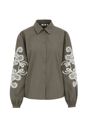 Blusa verde oliva con botones, mangas largas abullonadas y bordados florales blancos intrincados en ambas mangas.