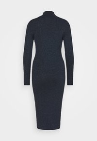 Neulemekko tummansinisestä langasta, jossa on korkea kaulus, pitkät hihat ja vartalonmyötäinen muoto, ja joka sisältää tekstuurista kimallusta koko matkalta.