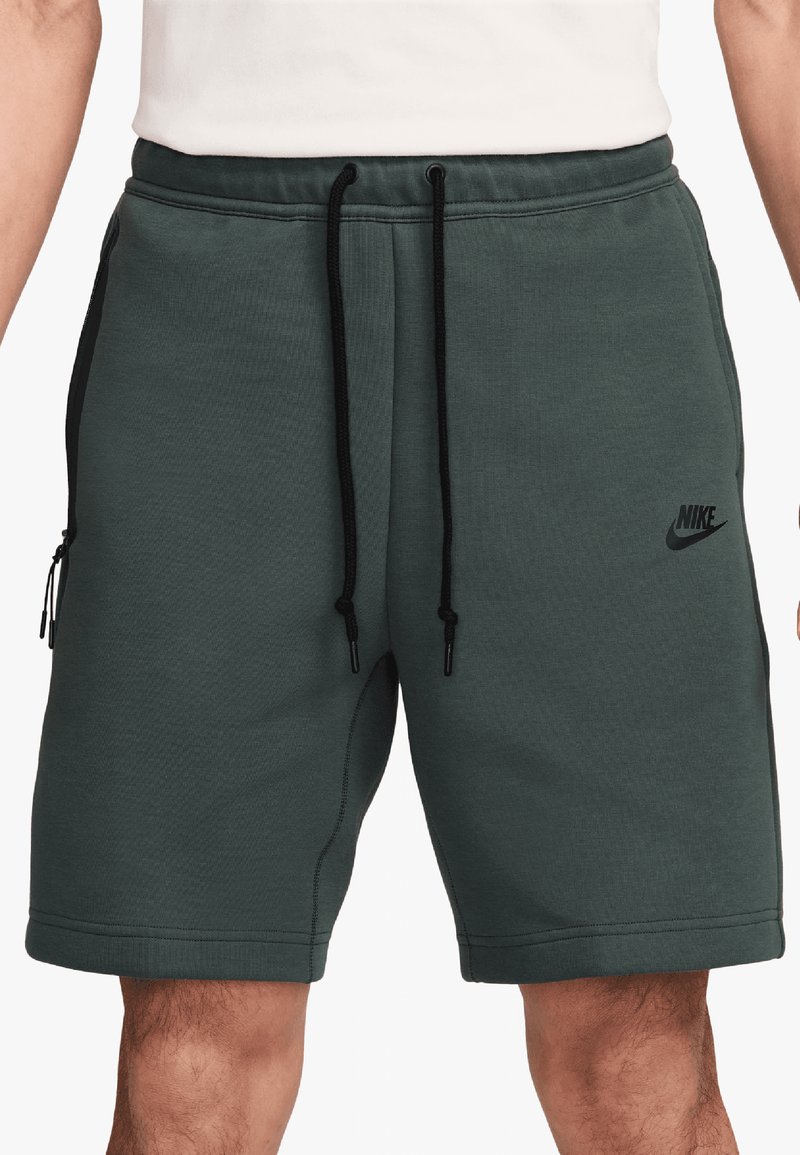 Nike Sportswear SPORTSWEAR TECH FLEECE - Tracksuit bottoms - vintage green