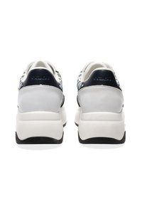 Sneakers med en texturerad överdel i marinblått och vitt, vadderad vit sula och yttersula i svart gummi. Har en hög baksida och märkesdetalj.