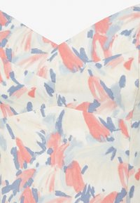 Tecido com padrão floral em cores pastel de pêssego, azul e creme, com um design em V e textura suave.