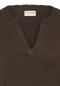 Smeđi V-izrez džemper izrađen od rebraste pletene tkanine s teksturiranim završetkom. Ima široki izrez i oznaku brenda iznutra.