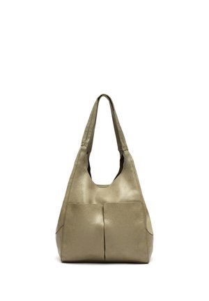 Zachte beige lederen schoudertas met brede handvatten en twee voorvakken, rechtopstaand op een witte achtergrond.