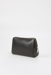 Borsetta nera in pelle con zip, dalla forma triangolare strutturata e superficie testurizzata. Rifinita con accessori dorati e una zip liscia.