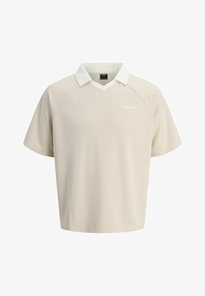 Beige kortärmad polo skjorta med vit krage, V-ringning design, med en subtil logotyp på framsidan, tillverkad av mjukt tyg.