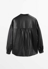 Blouse à manches longues en fausse cuir noire avec empiècement froncé au dos et poignets à boutons sur fond blanc.