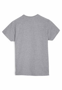 Jednoduché světle šedé tričko s krátkými rukávy a kulatým výstřihem, zobrazené zezadu na bílém pozadí.