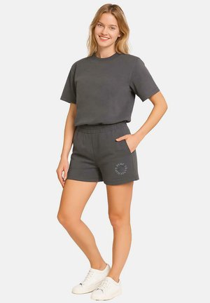 Grijs katoenmengsel t-shirt met korte mouwen, gecombineerd met bijpassende korte broek met elastische tailleband en een logodetail aan de linkerkant.