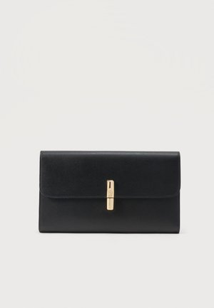 Sort tekstureret læderclutch med rektangulært form og guld lodret spænde centreret på frontklappen.