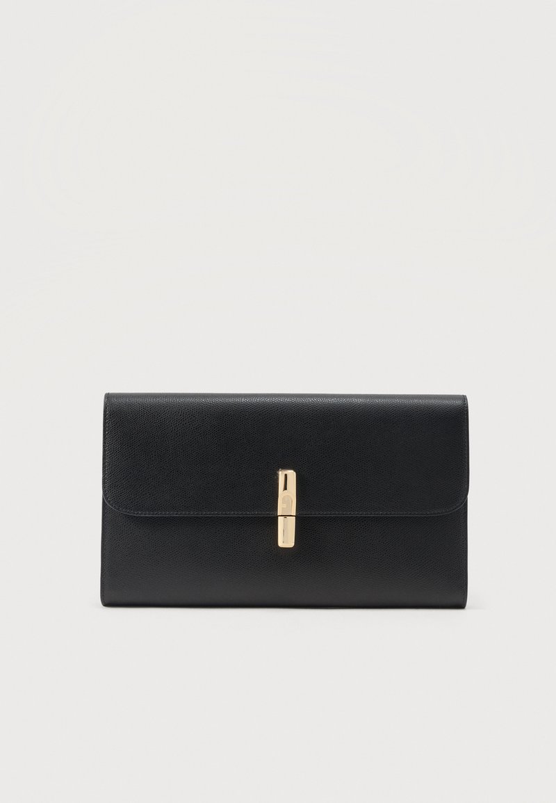 Pochette en cuir noir texturé de forme rectangulaire avec une fermeture verticale dorée centrée sur le rabat avant.