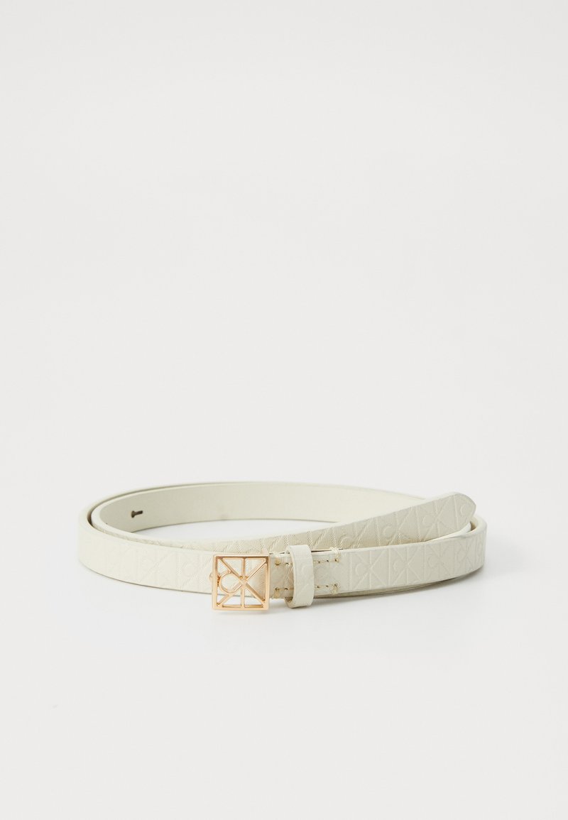 Cinturón de cuero blanco con un patrón texturizado y una hebilla rectangular en tono dorado. El diseño es delgado y elegante, con longitudes ajustables.