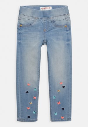 Jeans per bambini piccoli azzurri con vita elasticizzata, tasche frontali e ricamo colorato con farfalle su entrambe le gambe vicino all'orlo.