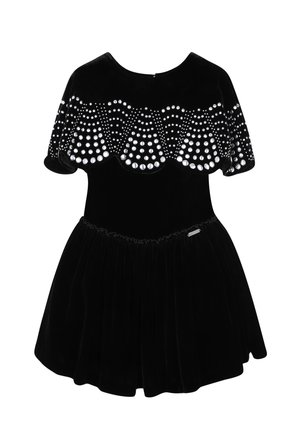 Robe en velours noir avec manches courtes et jupe évasée, décorée de rangées de clous ronds réfléchissants sur la poitrine et les épaules.