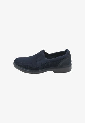 Scarpa da uomo senza lacci con tomaia in mesh nero, punta arrotondata e suola bassa nera, progettata per un uso casual o semi-formale.