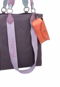 Paarse stoffen draagtas met lavendelgekleurde handgrepen en een afneembare oranje pouch. Voorzien van zilveren hardware en een subtiel logo aan de voorkant.