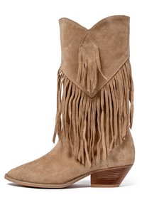 Tan nahast cowboy saapad fringingudega, terava varbaga ja madala hunnitud kontsaga. Omab rombikujulist plaastrit varruka peal.
