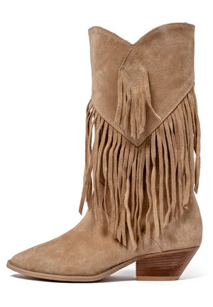 Schwarze Wildleder-Cowboy-Stiefel mit fransigen Akzenten, spitz zulaufender Zehenpartie und einem niedrigen gestapelten Absatz. Verfügt über ein rautenförmiges Patch am Schaft.