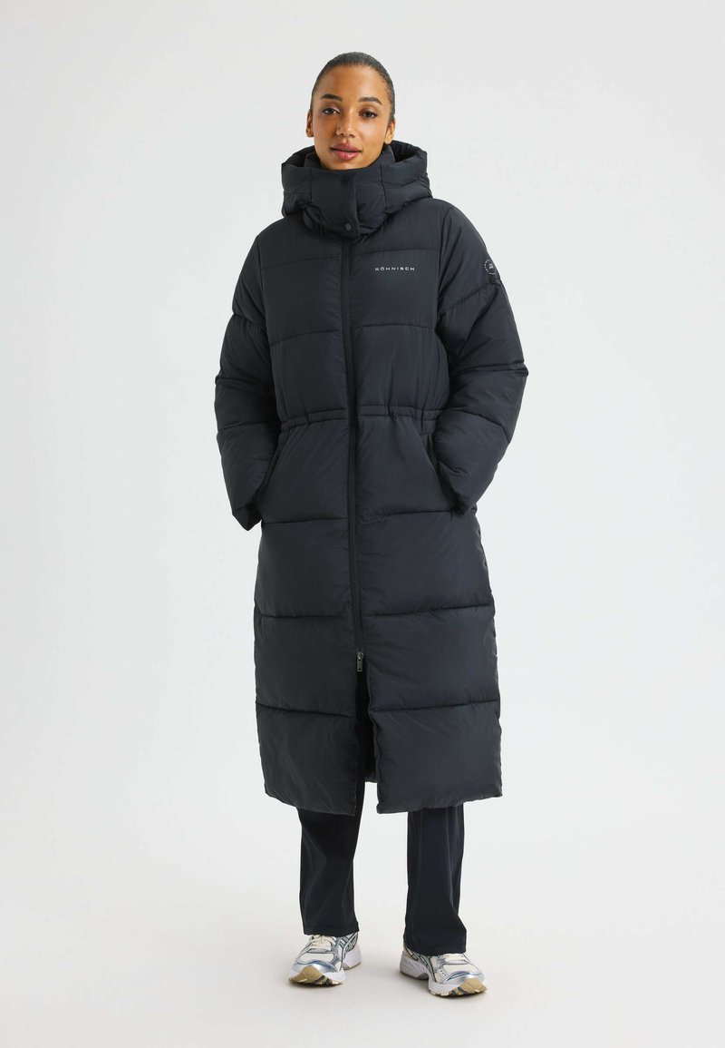 Langer schwarzer Puffer-Mantel mit Reißverschluss vorne, hohem Kragen und Seitentaschen, mit einem gesteppte Design und Logo auf der Brust.