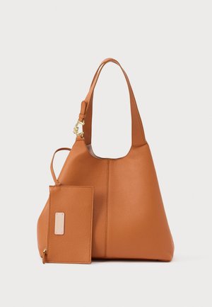 Borsa in pelle color cuoio con superficie morbida e testurizzata e un'ampia apertura. Presenta una pochette rimovibile con cerniera e dettagli in metallo dorato.