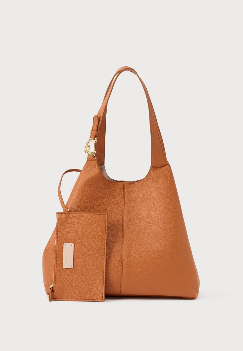 Torba od prevrnute kože boje konjaka s mekanom, teksturiranom površinom i širokim otvorom. Sadrži odvojivu torbicu s patentnim zatvaračem i hardverom u zlatnoj boji.