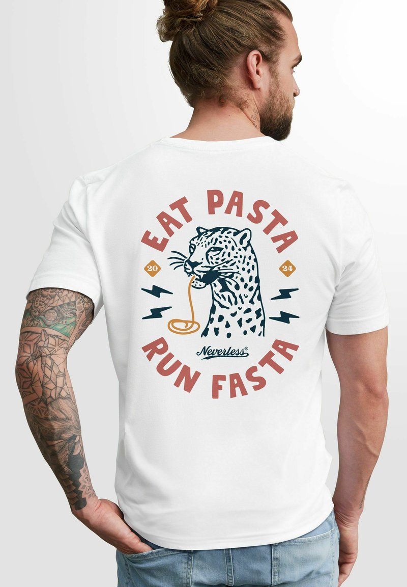 Weißes T-Shirt mit einem grafischen Design eines Leoparden, der mit Pasta umgeben ist, begleitet von dem Text "EAT PASTA RUN FASTA" in kräftigen Farben.