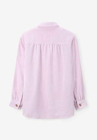 Lichtroze langemouwen shirt met verticale strepen, voorzien van een omgeslagen kraag, verzameld rugpand en knoopsluitingen bij de mouwen.