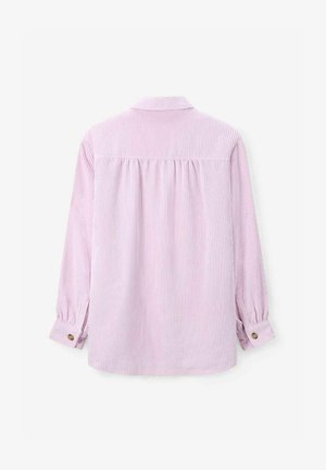 Chemise rose pâle à manches longues avec des rayures verticales, dotée d'un col rabattu, d'un empiècement froncé dans le dos et de poignets boutonnés.