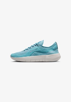 Zapato deportivo azul claro con parte superior de malla texturizada, suela blanca plana y punta redondeada. Presenta un diseño elegante y un branding minimalista.