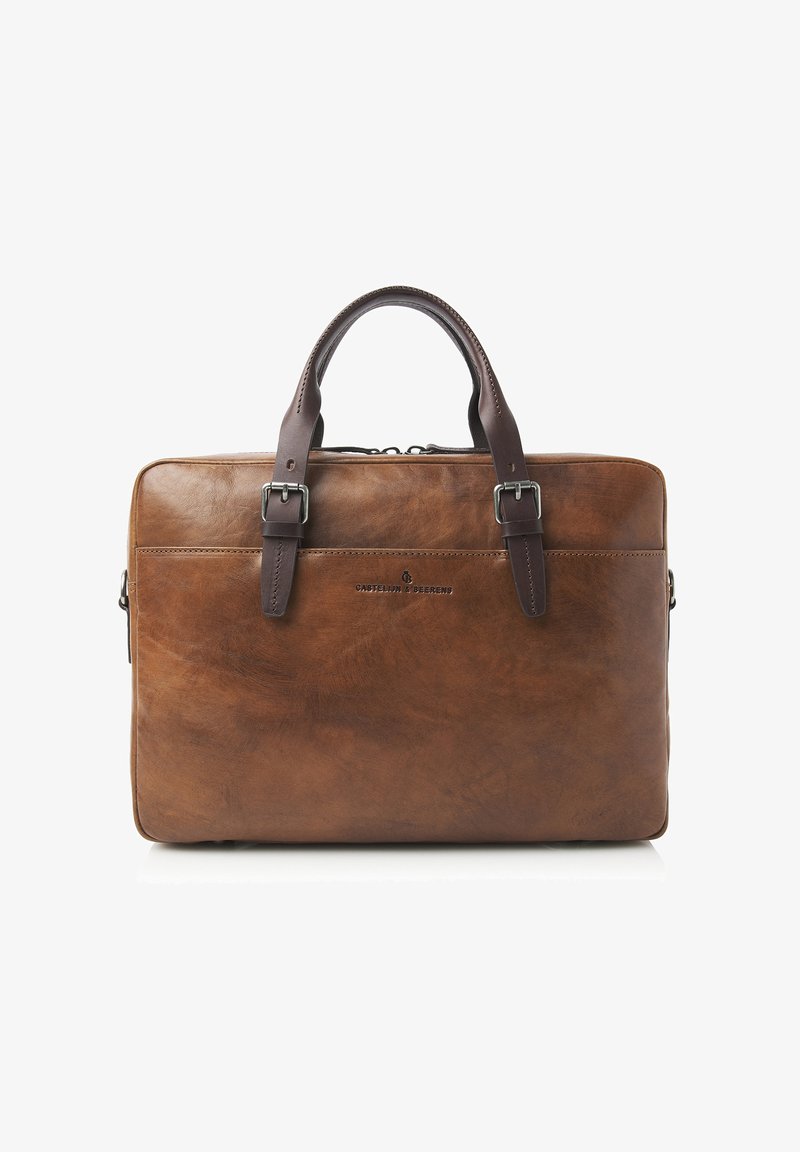 Bruine leren aktetas met twee handvatten bovenaan, zilverkleurige hardware en gespaccenten. Gladde textuur met een subtiele glans, met een logo-detail.