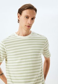 Koton STRIPED - Camiseta estampada - green