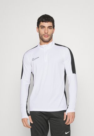 Camiseta deportiva de manga larga y cuello alto en blanco con paneles laterales negros y el logo de Nike. Fabricada con un material suave, elástico y que absorbe la humedad.