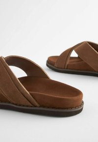 Next OVER REGULAR FIT - Pantolette flach - tan brown