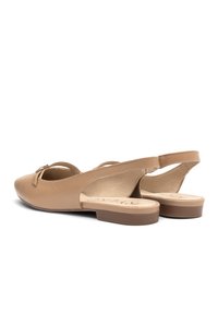 Beige nahkaiset slingback-kengät, joissa on pyöreä kärki, koristeellinen sulka ja matala, neliönmuotoinen korko. Teksturoitu pohja näkyvissä.