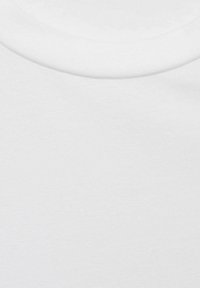 Tricou alb din bumbac cu guler rotund. Textură netedă și cusături uniforme. Fără modele sau desene vizibile. Suprafață de țesătură simplă și pură.