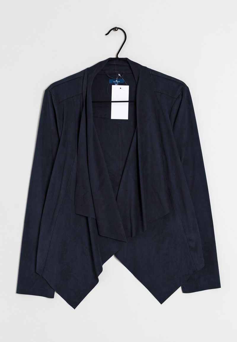 Marinblå lättviktsjacka med draperad frontdesign, långa ärmar och subtil textur. Märket och galgen synliga.