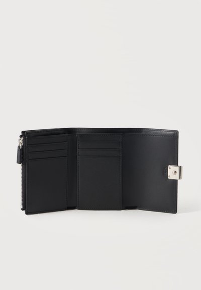 Portefeuille en cuir noir ouvert montrant six emplacements pour cartes, une fermeture par bouton-pression et une poche à monnaie zippée sur fond blanc.