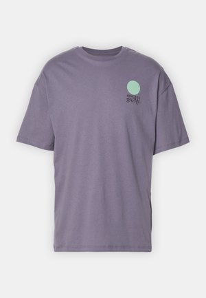 Lilla T-shirt med korte ærmer, rund halsudskæring samt en lille grøn cirkel og teksten "Memories of Japan" på øverste venstre side af brystet.