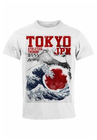 Weißes T-Shirt mit einem Grafikdruck des Mount Fuji, Wellen und einem roten Kreis, sowie "TOKYO JPN" und Koordinaten in fettem roten und schwarzen Text.
