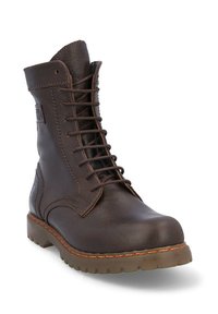 Bota de cuero marrón con cordones, acabado texturizado, cuello acolchado y suela de goma con prominentes tacos de tracción. Detalle de costura naranja.