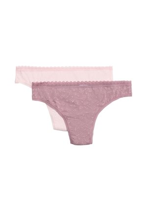 Dos tangas de algodón con encaje para mujer, una en rosa polvo con estampado floral y otra en rosa claro con lunares sutiles, colocadas planas sobre fondo blanco.