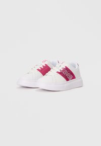 Sneakers bianchi con una fascia in tessuto rosa che presenta la parola "cavalli" in lettere metalliche. Suola spessa e design classico con lacci.