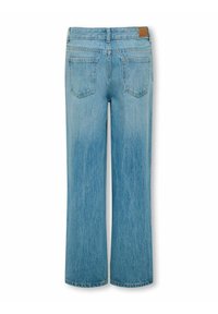 Šviesiai mėlynos džinsinės kelnės su plačiomis kojomis, dviem užpakalinėmis kišenėmis, diržo kilputėmis ir rudos odinės prekės ženklo etikete ant juosmens.